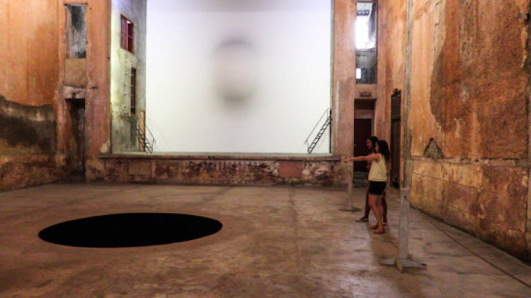 Big names flock to Cuba's first contemporary art space