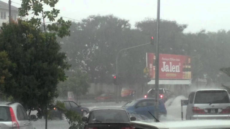 MRR2, Ampang hit by flash floods