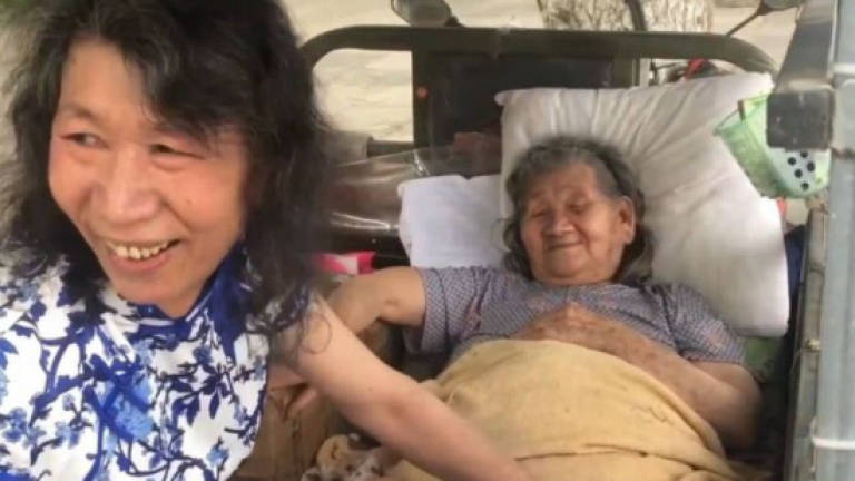 (Video) Man dresses as dead sister to help his grieving mother
