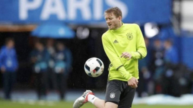 Dortmund's Schuerrle out for month with thigh injury