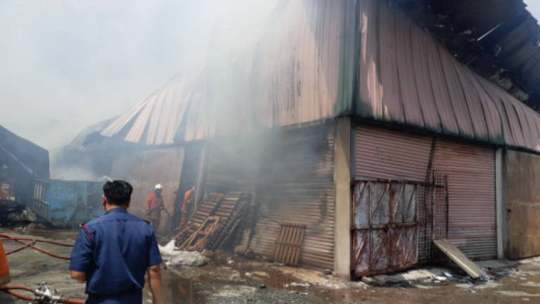 (Video) Fire destroys furniture warehouse