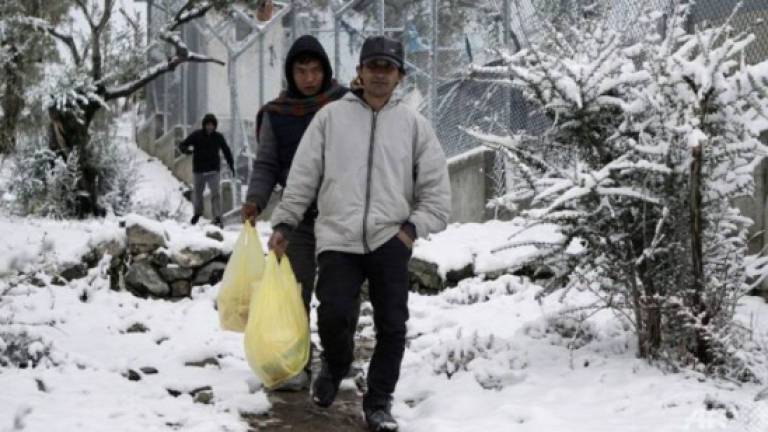 Asylum seekers fleeing US for Canada brave snow, extreme cold