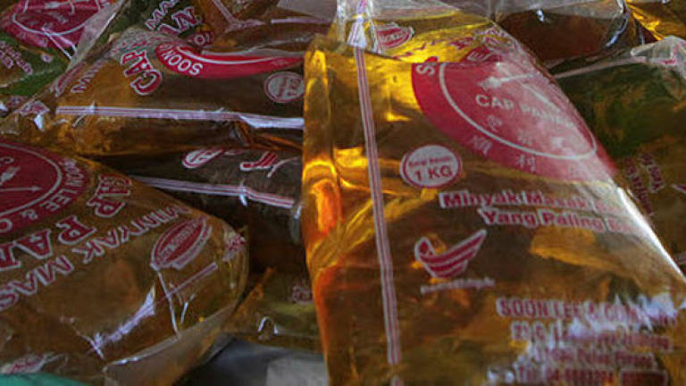 1,978kg cooking oil seized in Lahad Datu
