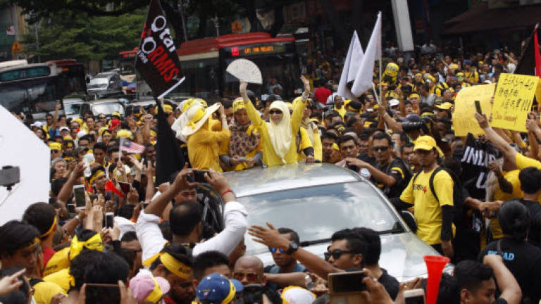 Bersih 4: Wan Azizah rallies crowd before march begins