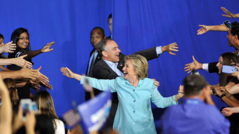 Democrats converge on Philadelphia for Clinton nomination