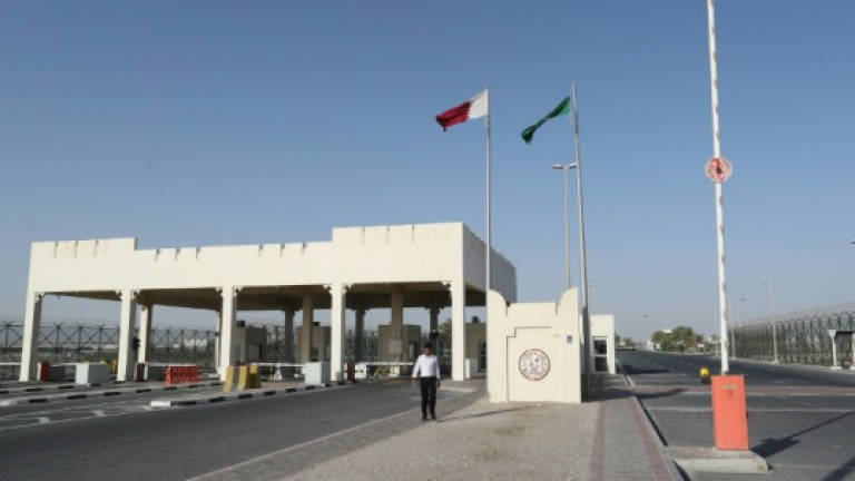 Saudi king orders reopening of Qatar border to pilgrims