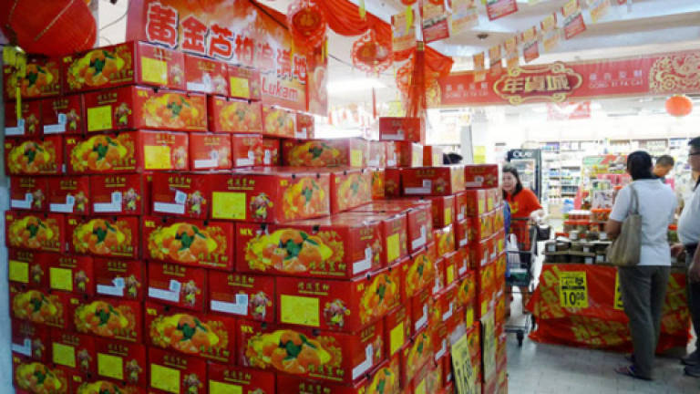 Irresponsible shoppers pry open mandarin orange boxes to cherry-pick the best.