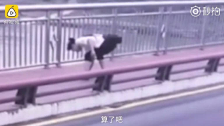 Woman picks up phone of teen who jumped off bridge, refuses to return it