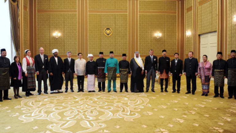 King receives credentials of 13 foreign envoys