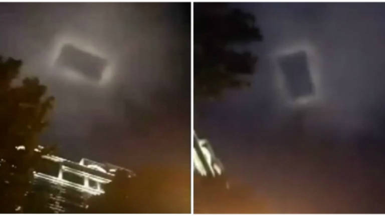 (Video) Chinese residents baffled by mysterious rectangular light in sky