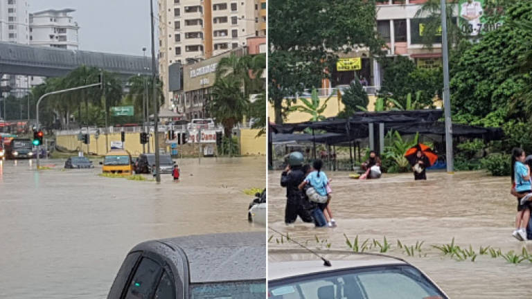 Malaysians come together to rescue school children in floods