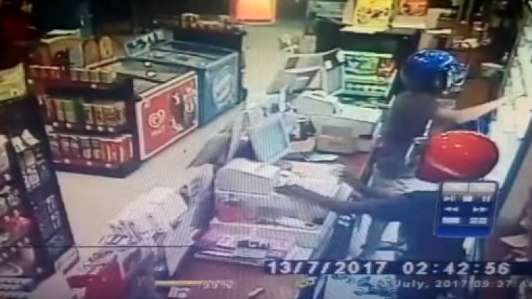 Police arrest three for robbing 7-Eleven store (Video)