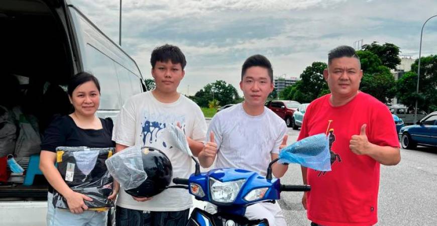 Giving a RM3,800 motorcycle to a young gentleman, Luo's generosity knows no bounds.