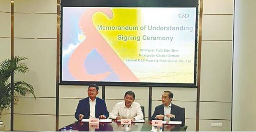 From left: Lim, Xiamen C&amp;D Inc CEO Lin Mao and IOI Group managing director and chief executive Datuk Lee Yeow Chor signing the MoU.