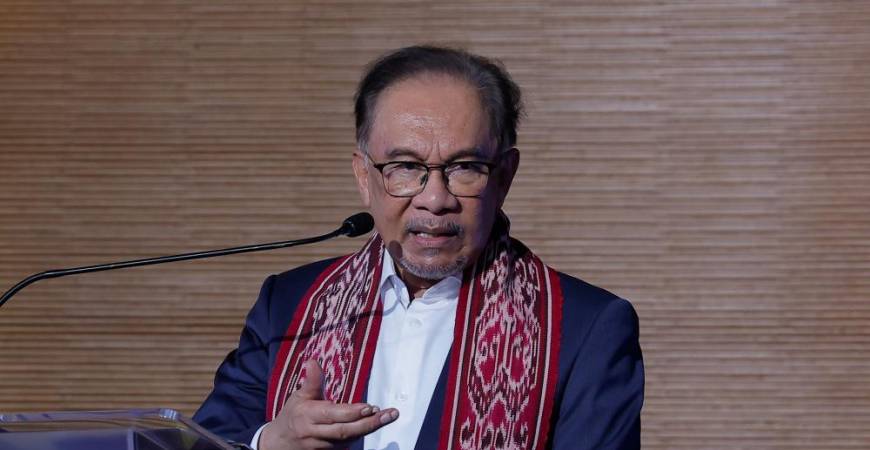 Perdana Menteri, Datuk Seri Anwar Ibrahim menyampaikan ucapan ketika hadir pada Majlis Penerapan Nilai Murni dan Sambutan Aidilfitri MADANI Jabatan Imigresen Malaysia hari ini. - fotoBERNAMA