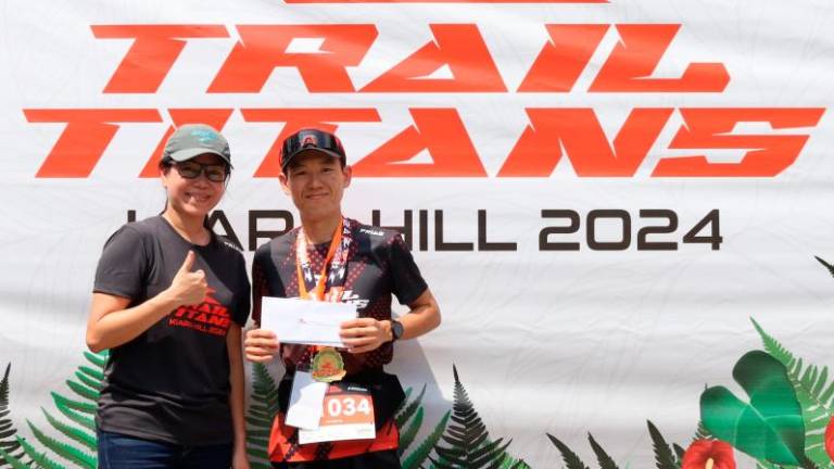 Gloria Ng (left) with Min Xiang Lee, winner of 16km Men_s Open and course record-breaker