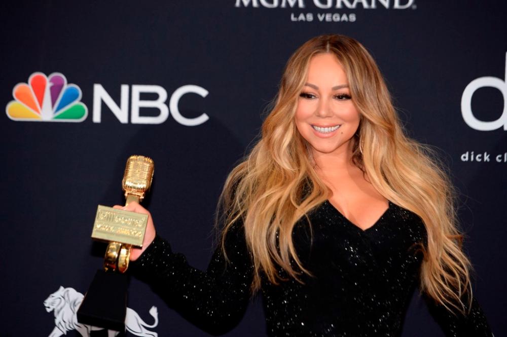 US singer Mariah Carey in the press room with her Icon Award during the 2019 Billboard Music Awards at the MGM Grand Garden Arena on May 1, 2019, in Las Vegas, Nevada © Bridget BENNETT / AFP