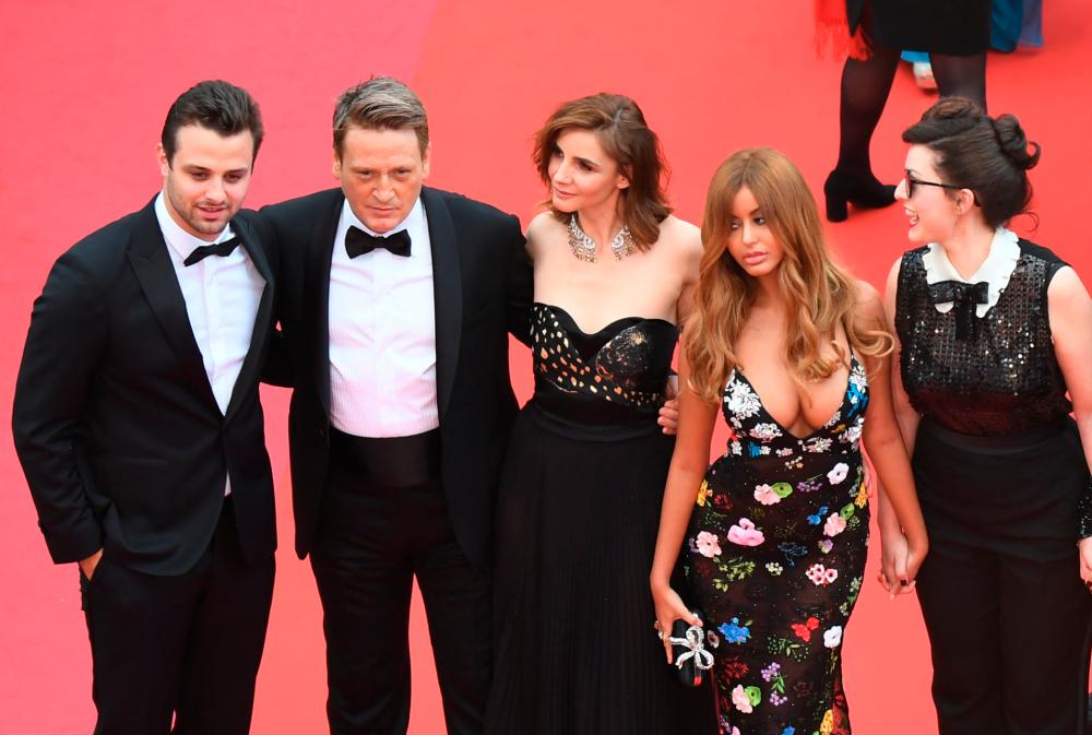 French director Rebecca Zlotowski (R) arrives with French actor Henri-Noel Tabary (L), French actor Benoit Magimel (2ndL), French actress Clotilde Courau (C) and French-Algerian model Zahia Dehar for the screening of the film “A Hidden Life” at the 72nd edition of the Cannes Film Festival in Cannes, southern France, on May 19, 2019. © ANTONIN THUILLIER / AFP