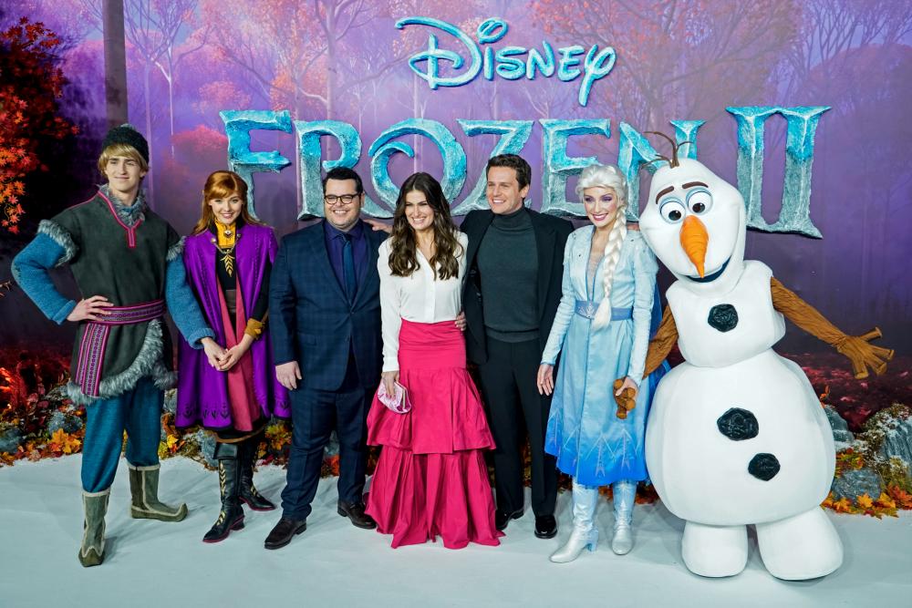 Josh Gad (3rd L), Idina Menzel (C) and Jonathan Groff (3rd R) pose with people dressed as characters from ‘Frozen 2’ at its European premiere, November 17, 2019 © Niklas Halle’n / AFP