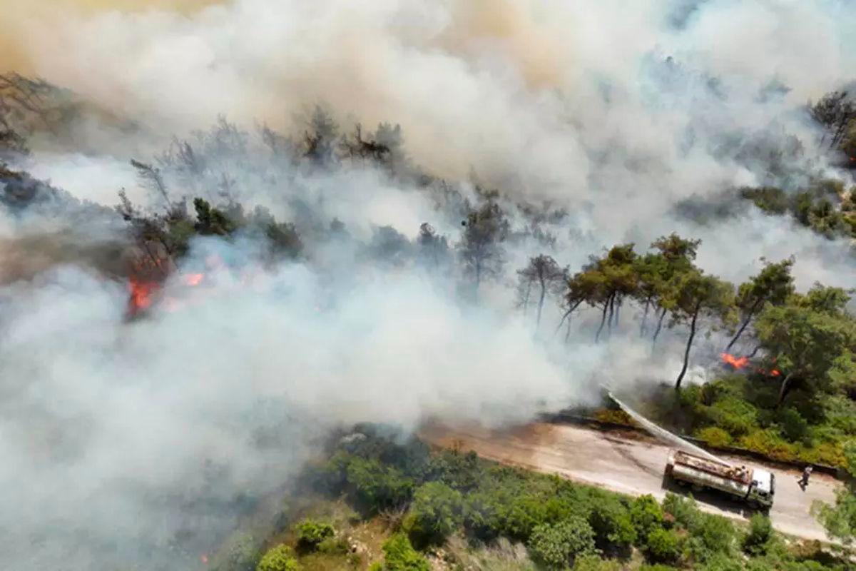 Firefighters battling forest fires in the Turkmen mountains in the al-Rabiah area of Syria’s western Latakia’s governorate. © AFP