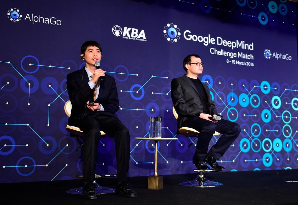 Lee Se-Dol (L), one of the greatest modern players of the ancient board game Go, speaks as Google Deepmind head Demis Hassabis (R) listens, following a match in 2016 © JUNG Yeon-Je / AFP