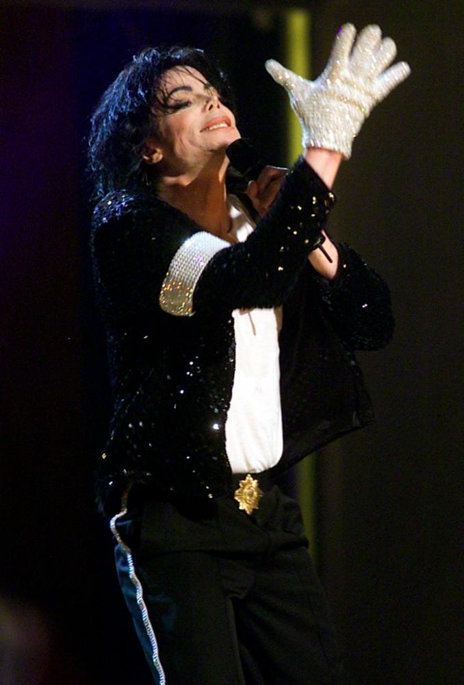Michael Jackson sporting a white glove during his concert at Madison Square Garden in New York 07 September, 2001. © BETH A. KEISER / POOL / AFP