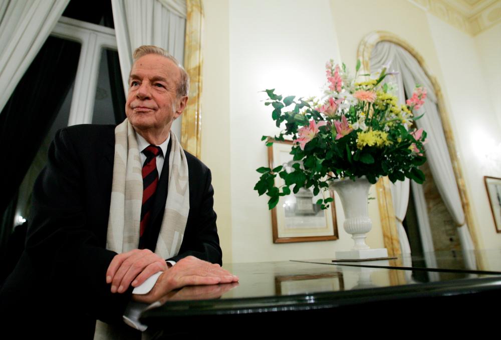 Italian film director Franco Zeffirelli poses at the British Embassy in Rome © PAOLO COCCO / AFP