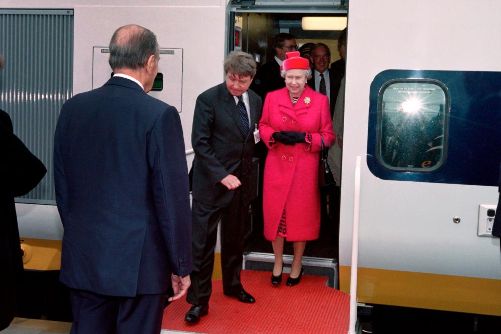 A historic image of President François Mitterand welcoming Queen Elizabeth II in Coquelles on the occasion of the inauguration of the Eurostar on May 6, 1994 © Jacques DEMARTHON / AFP