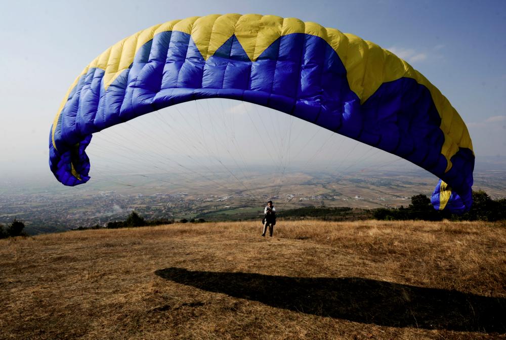 YouTube star Grant Thompson, who rose to fame as host of the popular channel “The King of Random,“ has died in a paragliding accident. © AFP PHOTO / ARMEND NIMANI