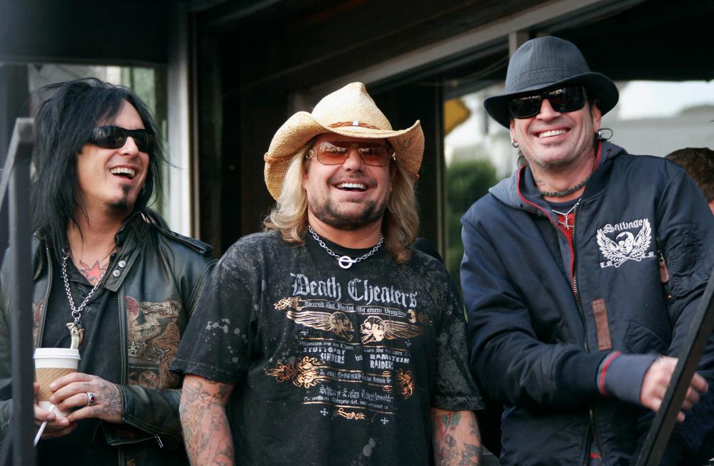 Tommy Lee (R), Vince Neil (C) and Nikki Sixx (L) of the rock group Mötley Crüe © AFP PHOTO / ROBYN BECK / FILES
