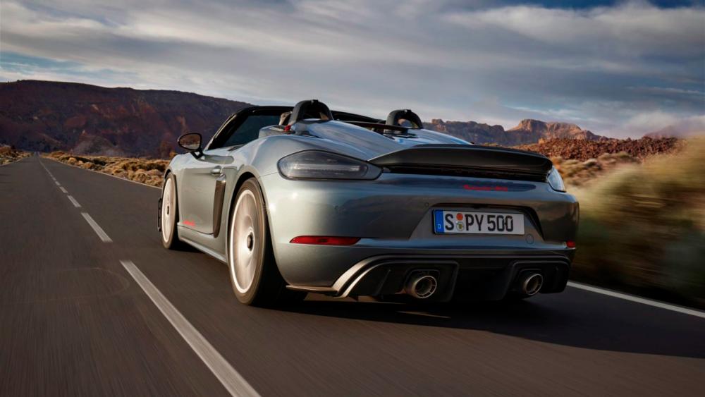 Porsche 718 Spyder RS: Pinnacle Of The Mid-Engined Family (video) $!Porsche 718 Spyder RS: Pinnacle Of The Mid-Engined Family (video)