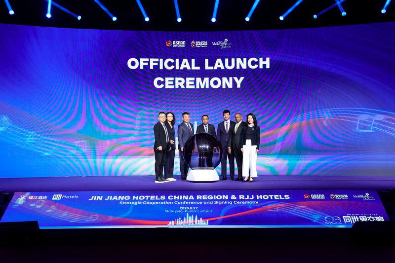 The launch of the RJJ Hotels where RIYAZ International has partnered with Jin Jiang Hotels China Region to expand its presence across Southeast Asia and Asia Pacific. The launch was witnessed by YBhg Dato’ Hairil Yahri Yaacob, Secretary General, Ministry of Investment, Trade and Industry (representing YB Senator Tengku Datuk Seri Utama Zafrul Tengku Abdul Aziz, Minister of Investment, Trade and Industry) From left to right: Zhang Zhong Hao, Senior Vice President of Jinjiang Hotels (China Region); Zhou Wei, Vice President of Jinjiang International (Group); Zhao Qi, Party Secretary and Chairman of Jinjiang International (Group); YBhg Dato’ Hairil Yahri Yaacob, Secretary General, Ministry of Investment, Trade and Industry; Dato’ Sri Shaheen, Group Managing Director, RIYAZ International and RJJ Hotels; Dato’ Muthukumar Ayarpadde, Board of Directors, RIYAZ International and Founder and Executive Chairman of MK Tron Group; He Yijun, General Manager of the Overseas Business Department of Jinjiang Hotels (China Region)