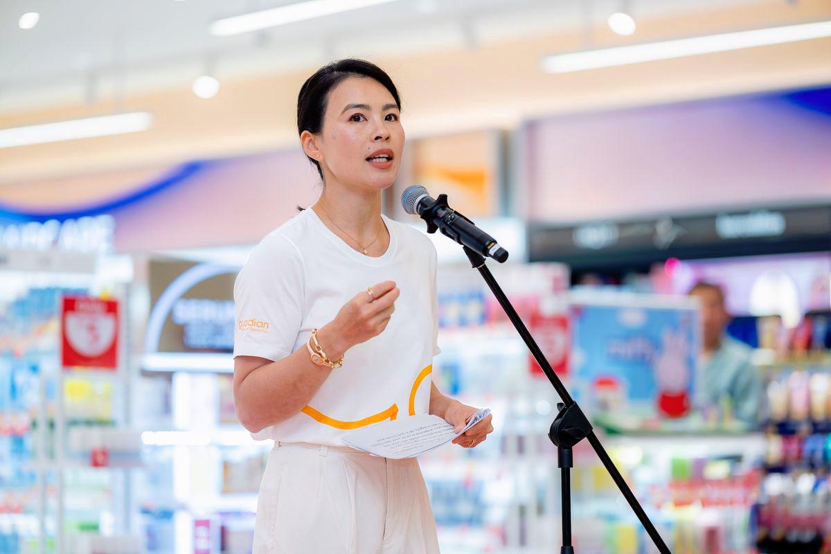 Priscilla Wu, Managing Director of guardian Malaysia giving her opening address to the guests at the opening of the flagship store in Queensbay Mall $!Priscilla Wu, Managing Director of guardian Malaysia giving her opening address to the guests at the opening of the flagship store in Queensbay Mall