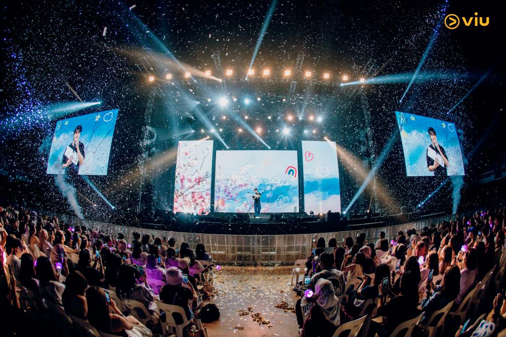 Eun-woo watching Aroha’s fan project on the big screen. $!Eun-woo watching Aroha’s fan project on the big screen.