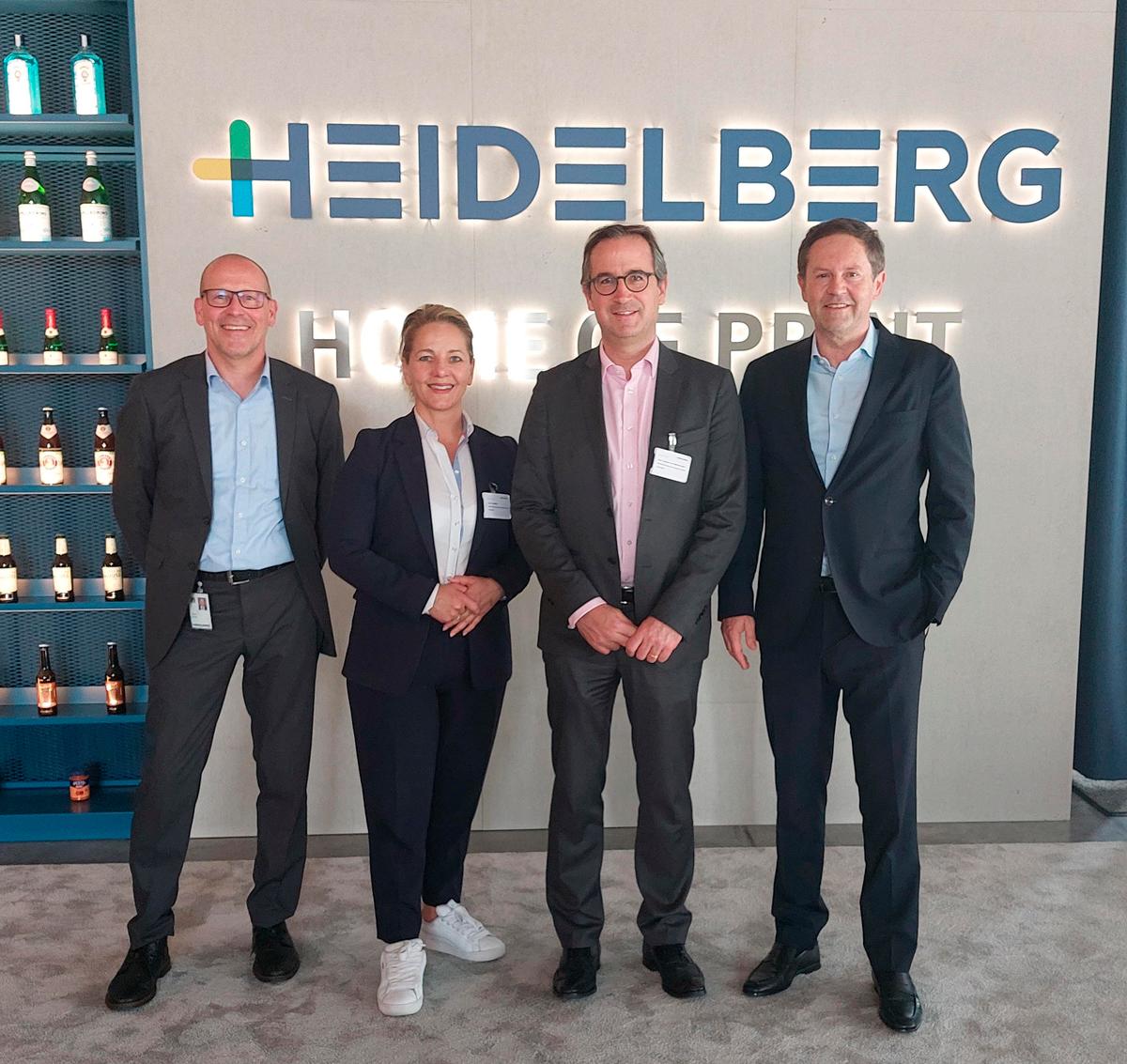 HEIDELBERG agrees strategic partnership with defense specialist VINCORION: Klaus Braun, Head of Industrial Customer Business, HEIDELBERG, Ina Mölln, Vice President Procurement VINCORION, Kajetan von Mentzingen, CEO of VINCORION and Jürgen Otto, CEO, HEIDELBERG (from left to right).
