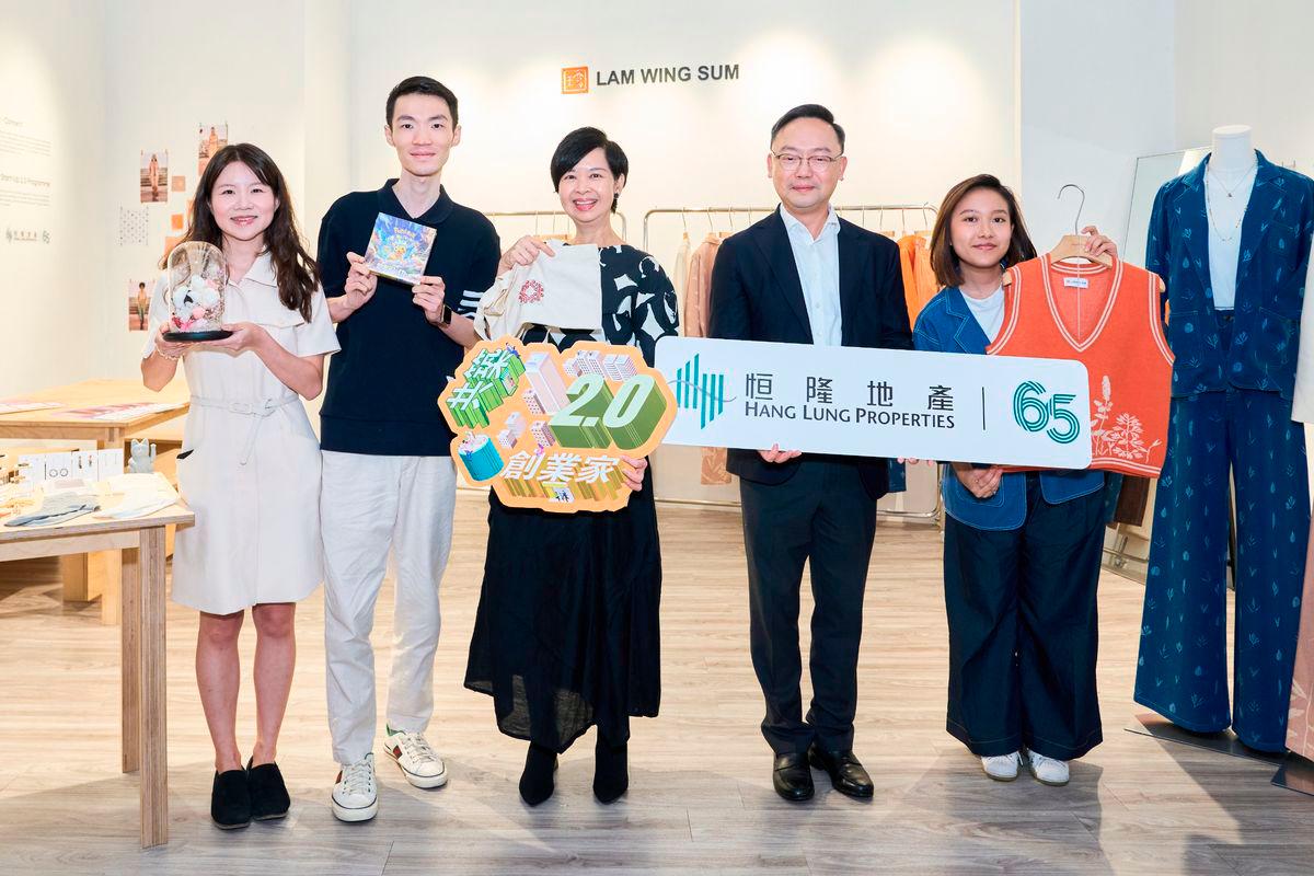 Mr. Kenneth Chiu, Chief Financial Officer of Hang Lung Properties (second from the right) and the Secretary for Housing, Ms. Winnie Ho Wing-yin (third from the right) visits the store at Peak Galleria to learn about the brand concepts and products of the three young entrepreneurs