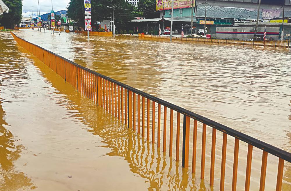 A street resembling a river in Balakong town, Selangor at the height of the floods. Syed Azahar Syed Osman/THESUNpix