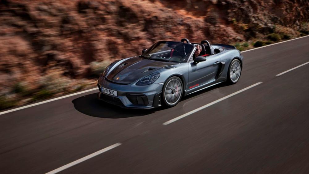 Porsche 718 Spyder RS: Pinnacle Of The Mid-Engined Family (video) $!Porsche 718 Spyder RS: Pinnacle Of The Mid-Engined Family (video)