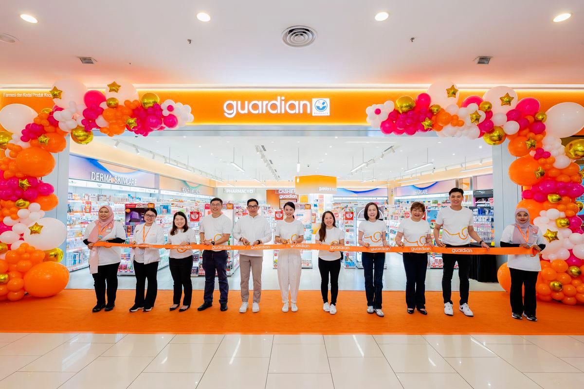 Priscilla Wu (sixth from left) flanked by Peter Chan (GM Queensbay Mall, Gurney Plaza and East Coast Mall) to her right and Anna Ng (Marketing Director, guardian Malaysia) to her left at the ribbon cutting cere