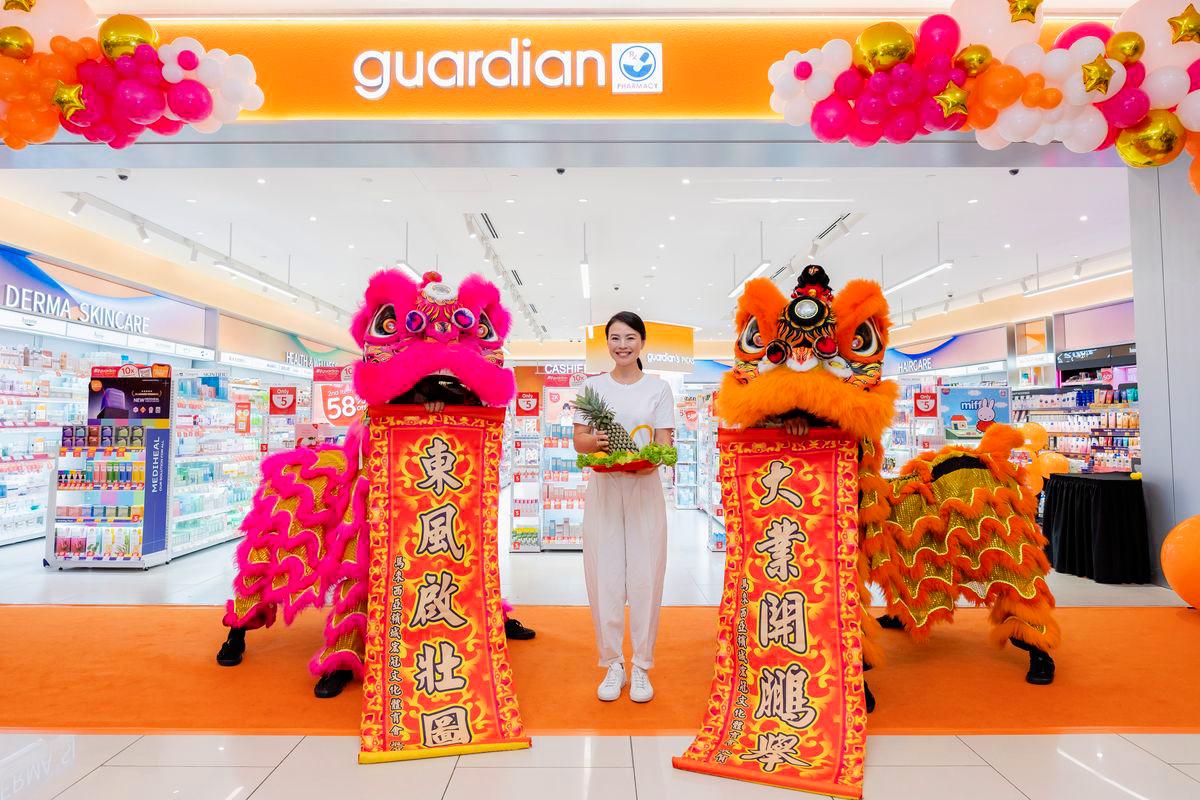 Lion dancers presenting the _Tray of abundance_ to Priscilla Wu, Managing Director of guardian Malaysia in conjunction with the opening of guardian_s Queensbay Mall flagship store $!Lion dancers presenting the _Tray of abundance_ to Priscilla Wu, Managing Director of guardian Malaysia in conjunction with the opening of guardian_s Queensbay Mall flagship store