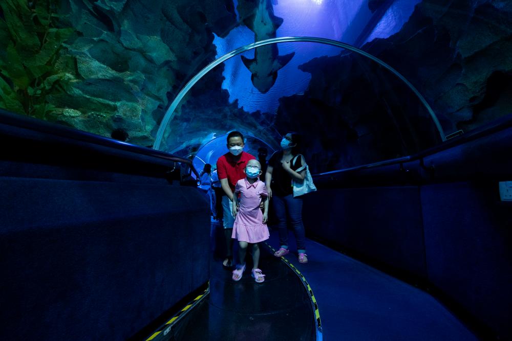 Make-A-Wish Child, Zhi Xuan, with her parents enjoying a tour inside Aquaria KLCC –ALL PIX BY AQUARIA KLCC