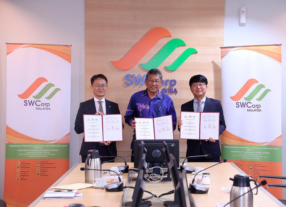 From left: K-Eco managing director An Sung Jung, SWCorp CEO Khalid Mohamed and Kim sealing the MoU.