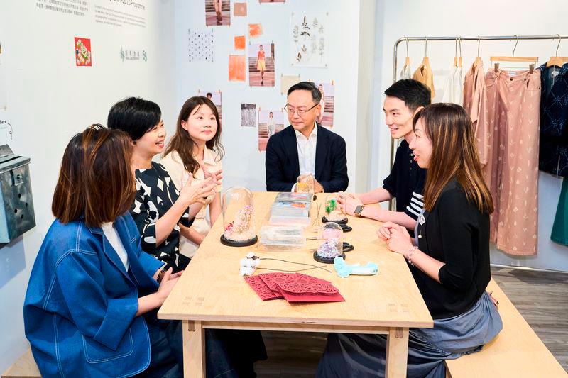 Mr. Kenneth Chiu, Chief Financial Officer of Hang Lung Properties (third from the right), the Secretary for Housing, Ms. Winnie Ho Wing-yin (second from the left) and Ms. Evelyne Fung, Chief Estate Surveyor/Commercial Properties of the Housing Department (first from the right) at a sharing session with the three young entrepreneurs $!Mr. Kenneth Chiu, Chief Financial Officer of Hang Lung Properties (third from the right), the Secretary for Housing, Ms. Winnie Ho Wing-yin (second from the left) and Ms. Evelyne Fung, Chief Estate Surveyor/Commercial Properties of the Housing Department (first from the right) at a sharing session with the three young entrepreneurs