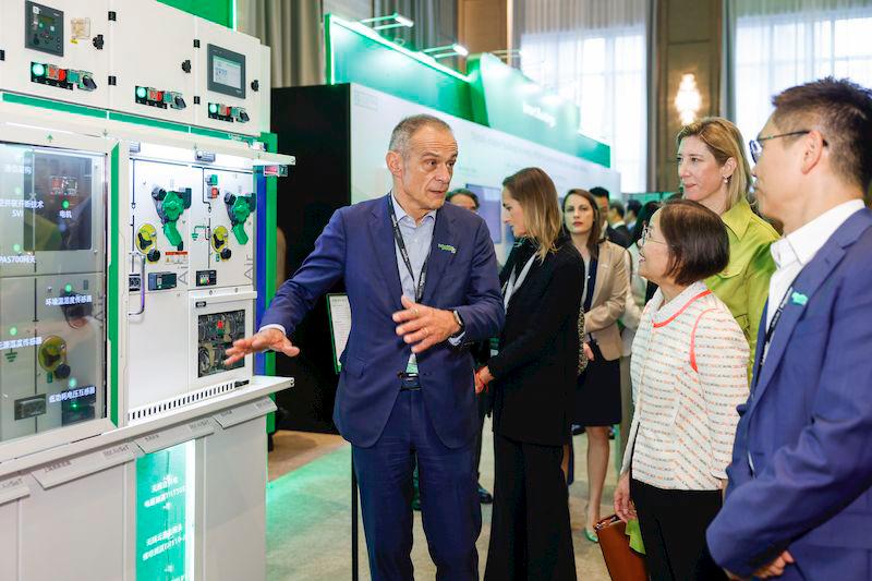 Mr Jean-Pascal Tricoire, Chairman of Schneider Electric (front left), and Mr Jonathan Chiu, President of Schneider Electric Hong Kong (far right), introduce the company’s sustainable and digital innovations to Miss Diane Wong, Under Secretary for Environment and Ecology (2nd from right), and Ms Christile Drulhe, Consul General of France in Hong Kong and Macau (2nd from left), during Innovation Summit Hong Kong 2025. $!Mr Jean-Pascal Tricoire, Chairman of Schneider Electric (front left), and Mr Jonathan Chiu, President of Schneider Electric Hong Kong (far right), introduce the company’s sustainable and digital innovations to Miss Diane Wong, Under Secretary for Environment and Ecology (2nd from right), and Ms Christile Drulhe, Consul General of France in Hong Kong and Macau (2nd from left), during Innovation Summit Hong Kong 2025.