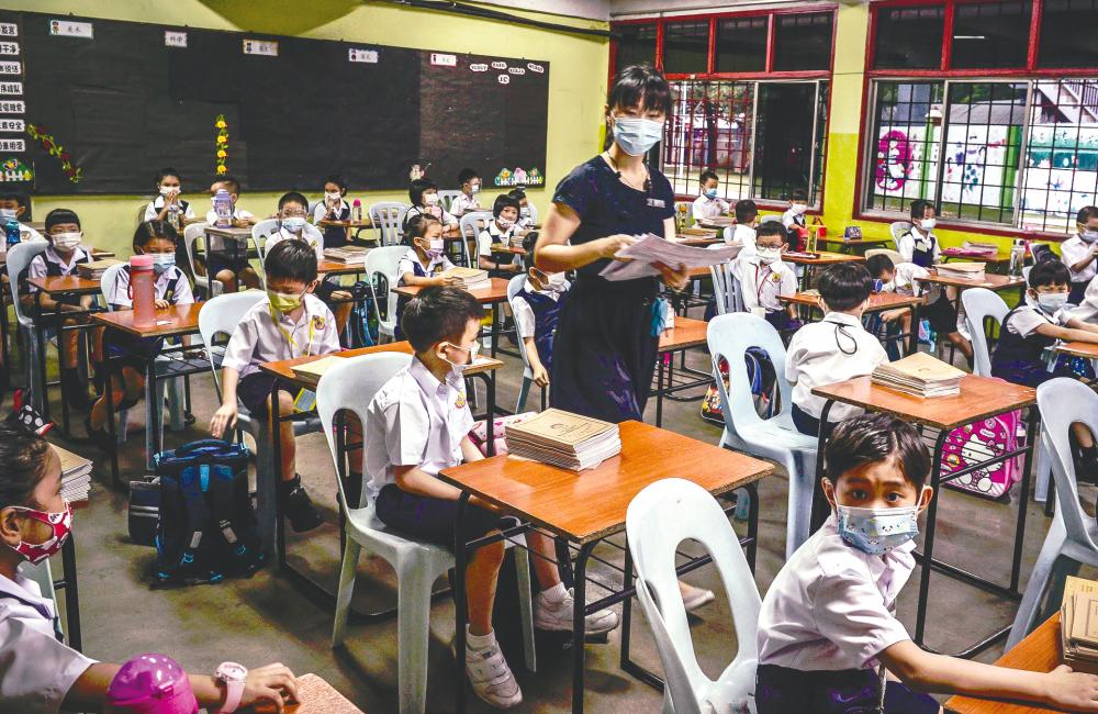$!Pupils of SJK(C) Khai Chee, Segambut, Kuala Lumpur on the first day of their return to classes. – ADIB RAWI YAHYA/THESUN