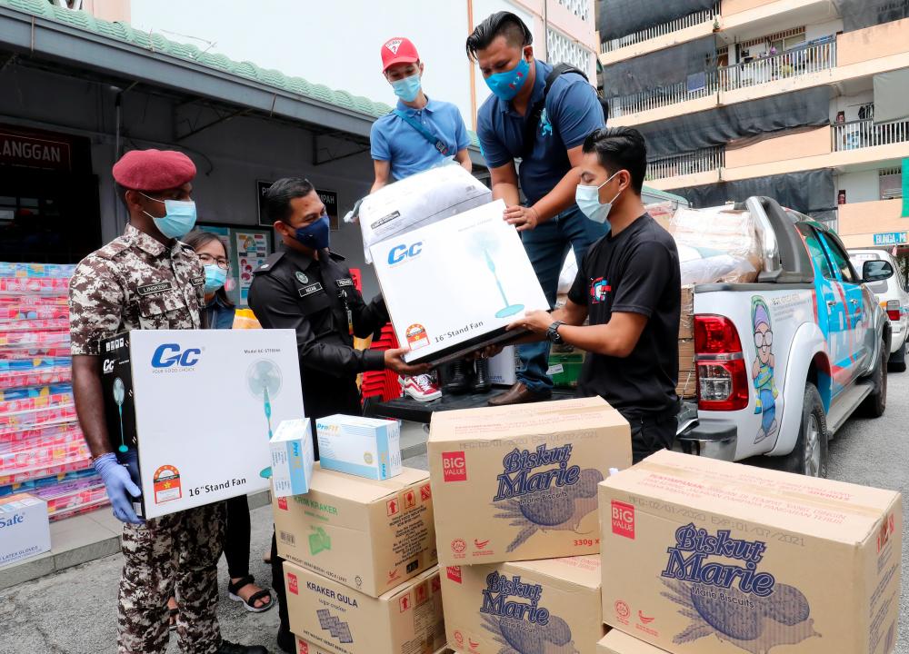 $!TIMELY HELP ... Penang PKR members and Food Bank Malaysia Foundation volunteers preparing face masks, soap, sanitisers and other essential items to be sent to the state prison. – MASRY CHE ANI/THE SUN
