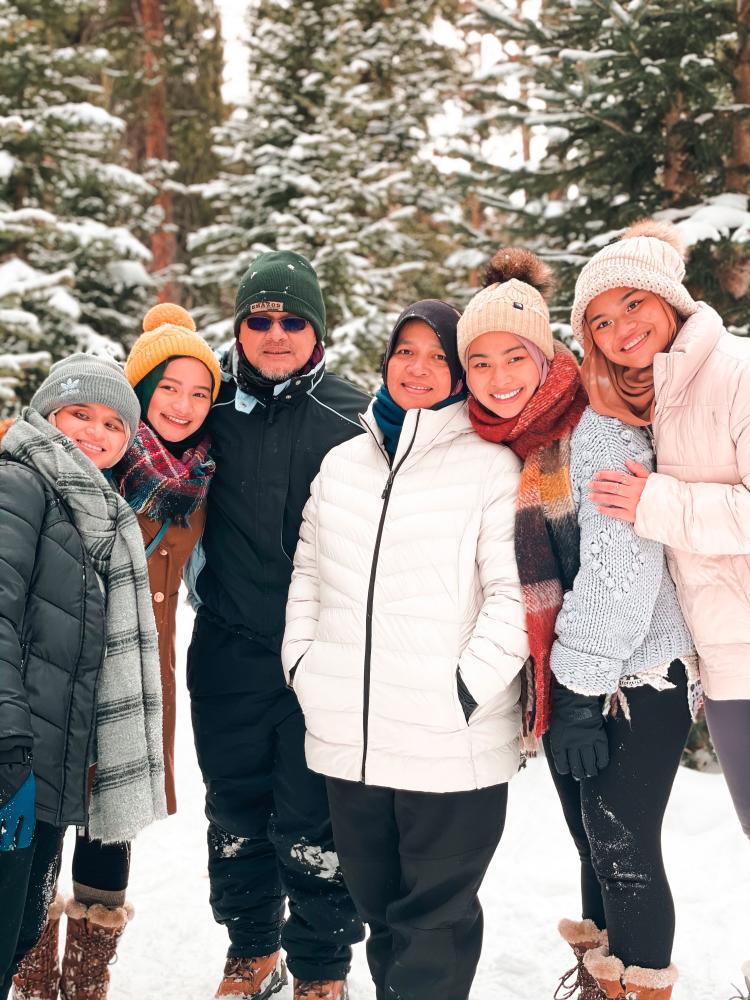 Nurul Afikah (second from left) vacationing with her family members in Breckenridge, Colorado.