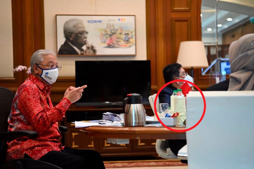 A photo of the second meeting with the water bottles covered by white cloth (in the red circle). – @bernamadotcom/Twitter $!A photo of the second meeting with the water bottles covered by white cloth (in the red circle). – @bernamadotcom/Twitter