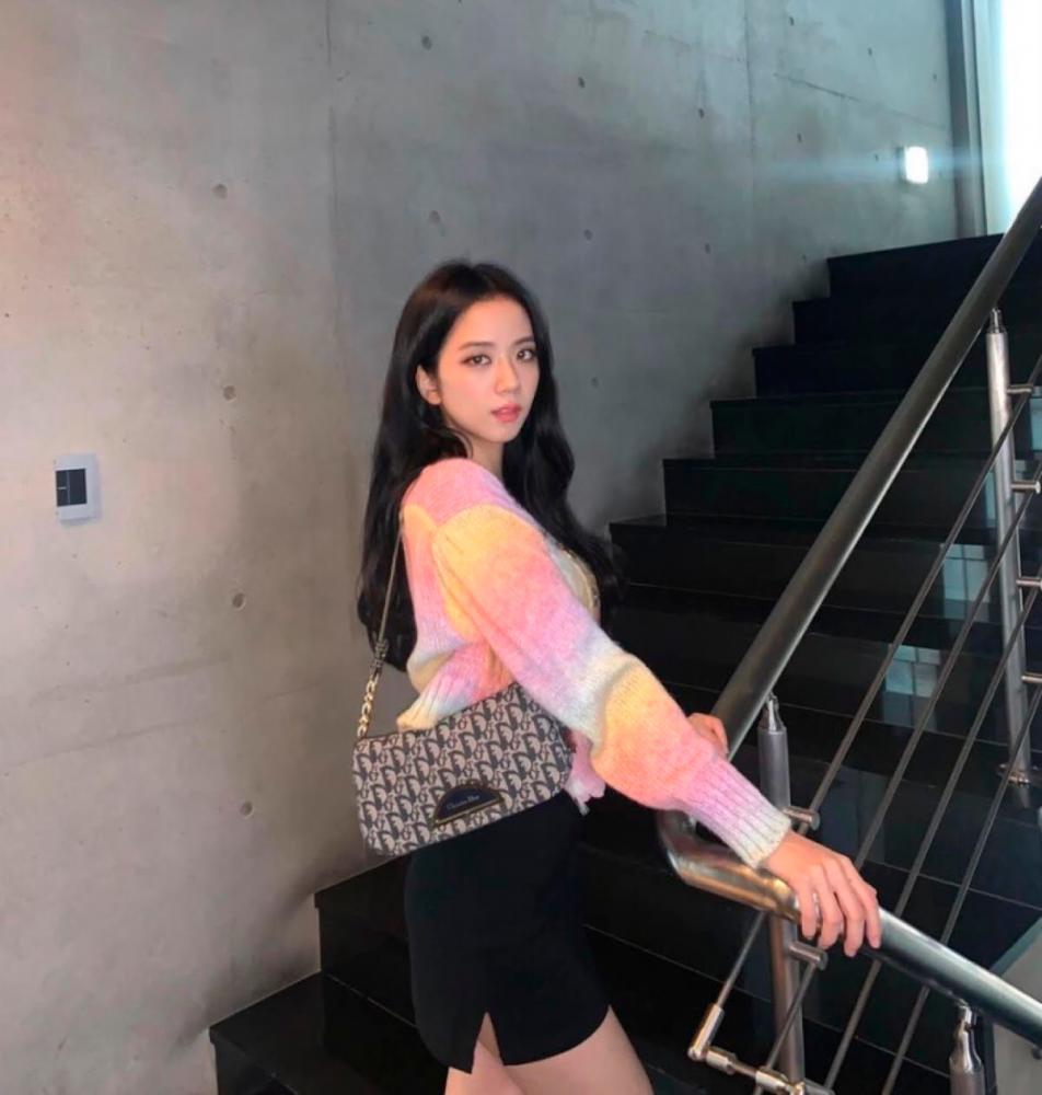 This picture of Jisoo sporting a vintage Dior bag went viral. – Instagram