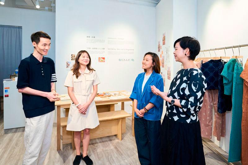 The three winning entrepreneurs sharing their entrepreneurial journey with the Secretary for Housing, Ms. Winnie Ho Wing-yin (first from the right) $!The three winning entrepreneurs sharing their entrepreneurial journey with the Secretary for Housing, Ms. Winnie Ho Wing-yin (first from the right)